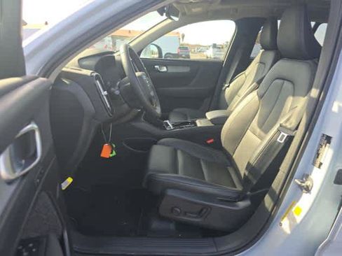 Used 2025 Volvo XC40 B5 Plus image 4