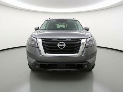 Used 2025 Nissan Pathfinder SV image 2
