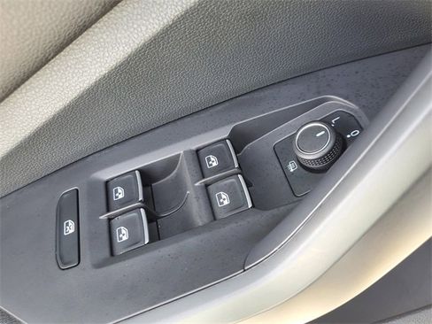 Certified 2023 Volkswagen Jetta SE image 30