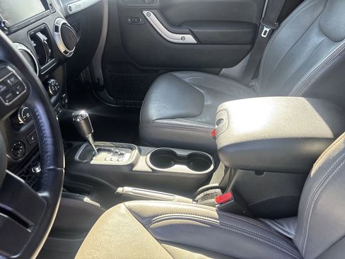 Used 2017 Jeep Wrangler Unlimited Sahara w/ Connectivity Group AWD/4WD image 21