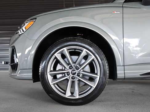 Used 2023 Audi Q3 2.0T Premium w/ Black Optic Sport Package AWD/4WD image 4