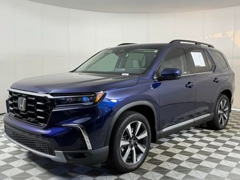 Used 2025 Honda Pilot Touring image 2
