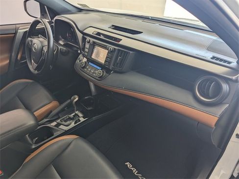 Used 2018 Toyota RAV4 SE image 18