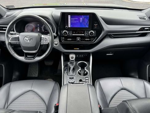 Used 2025 Toyota Highlander XSE AWD/4WD image 2