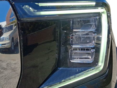 Used 2024 GMC Yukon SLT w/ SLT Premium Package image 10