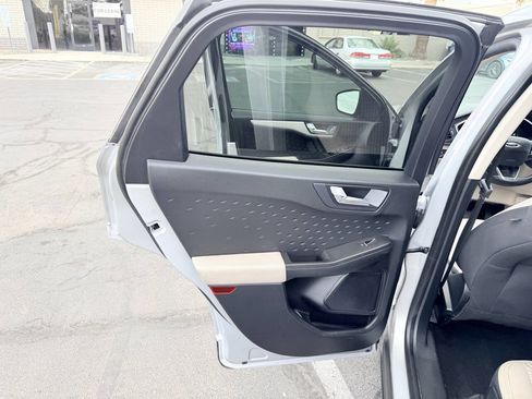 Used 2020 Ford Escape SE image 17