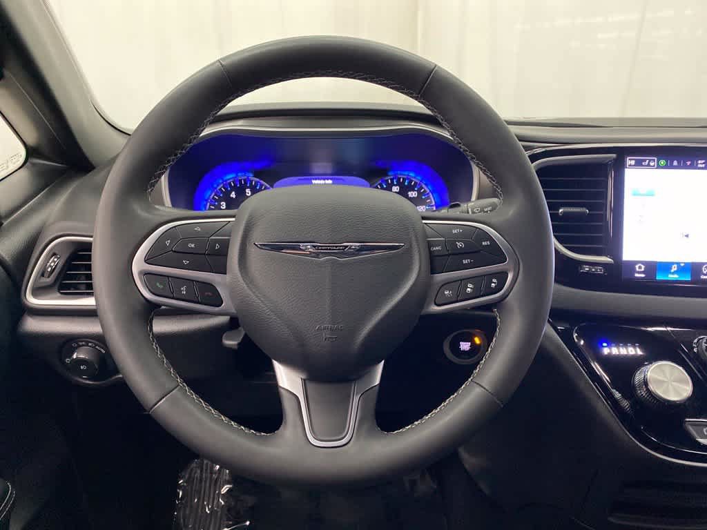Used 2025 Chrysler Pacifica Select FWD image 18