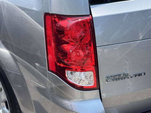 Used 2019 Dodge Grand Caravan SE w/ UConnect Hands-Free Group FWD image 5
