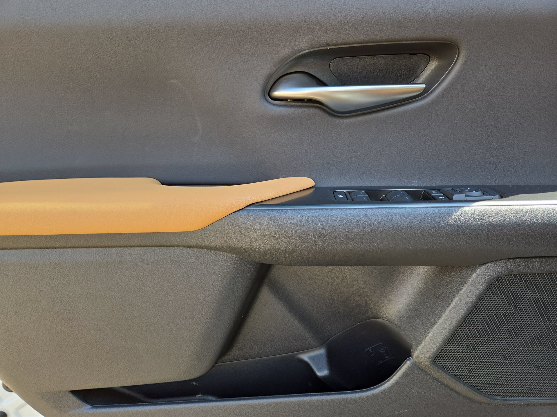 Certified 2025 Lexus UX 300h FWD w/ Accessory Package (Z1) image 15