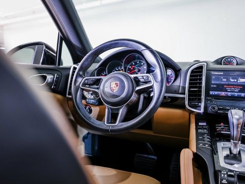 Certified 2017 Porsche Cayenne Platinum Edition image 27