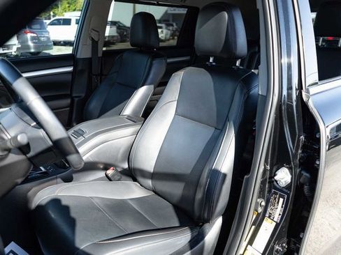 Used 2019 Toyota Highlander XLE image 12
