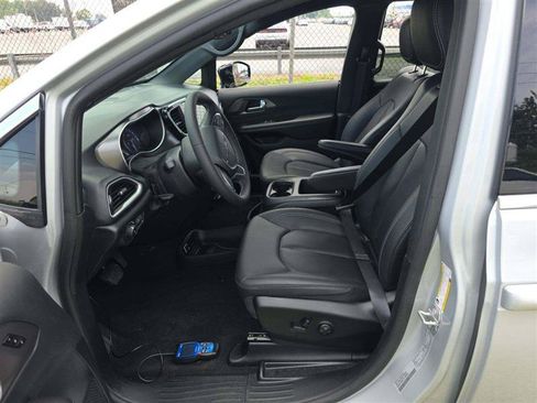 Used 2026 Chrysler Pacifica Select FWD image 5