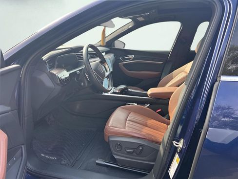 Used 2022 Audi e-tron Premium Plus w/ Premium Plus Package image 2