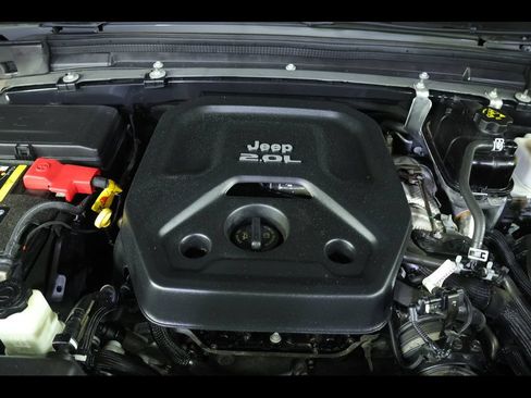 Used 2022 Jeep Wrangler Unlimited Sahara w/ Dual Top Group AWD/4WD image 19