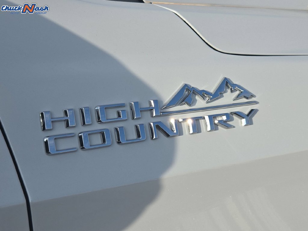 Used 2026 Chevrolet Suburban High Country AWD/4WD image 9