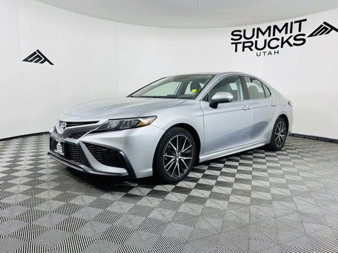 Used 2021 Toyota Camry SE image 2