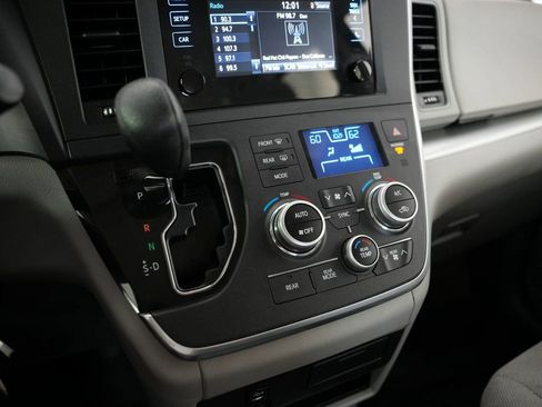 Used 2015 Toyota Sienna L image 26