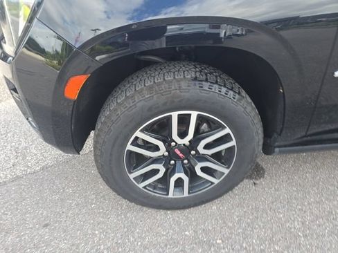 Used 2022 GMC Yukon XL AT4 w/ Technology Package AWD/4WD image 7