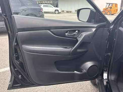 Used 2018 Nissan Rogue SV w/ Premium Package FWD image 12