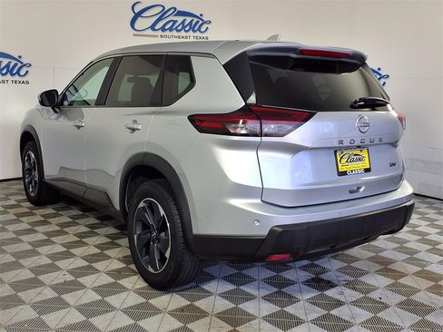 Used 2024 Nissan Rogue SV image 2