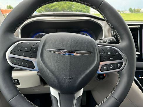 Used 2024 Chrysler Pacifica Touring-L image 31