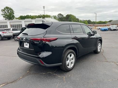 Used 2024 Toyota Highlander LE FWD image 4