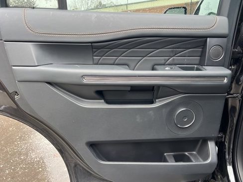 Used 2023 Ford Expedition Platinum image 18