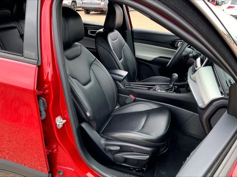 Used 2025 Jeep Compass Limited image 7