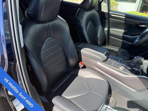 Used 2022 Toyota Highlander XLE AWD/4WD image 11