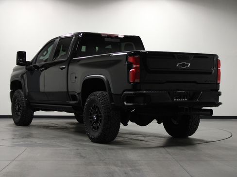 Used 2025 Chevrolet Silverado 2500 ZR2 w/ Technology Package image 6