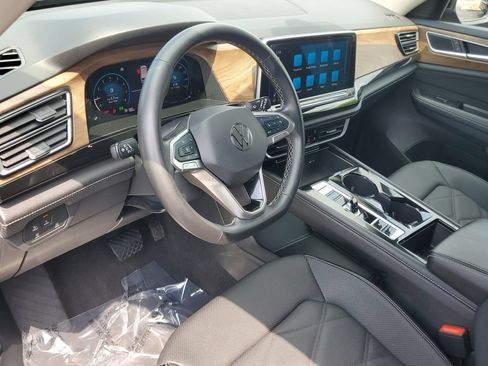 Used 2025 Volkswagen Atlas SE FWD image 33