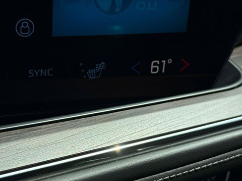 Used 2025 Chevrolet Suburban Z71 AWD/4WD image 31