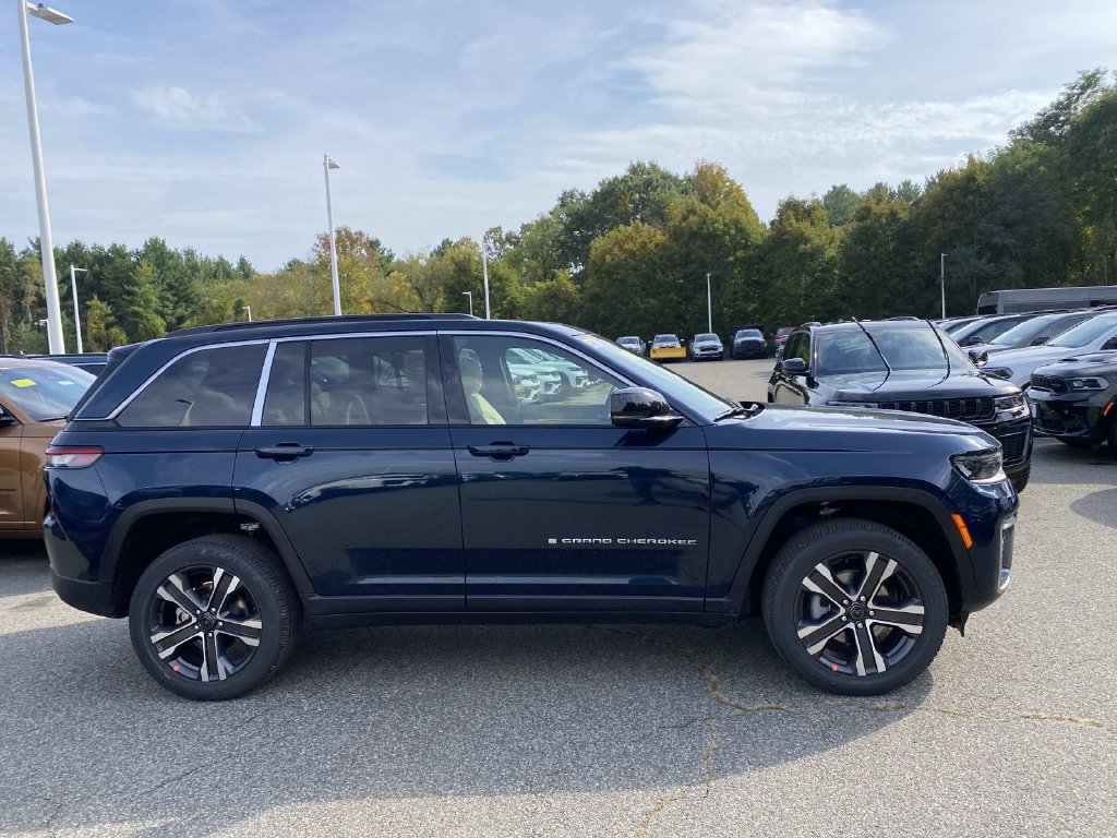 New 2027 Jeep Grand Cherokee Limited AWD/4WD image 2