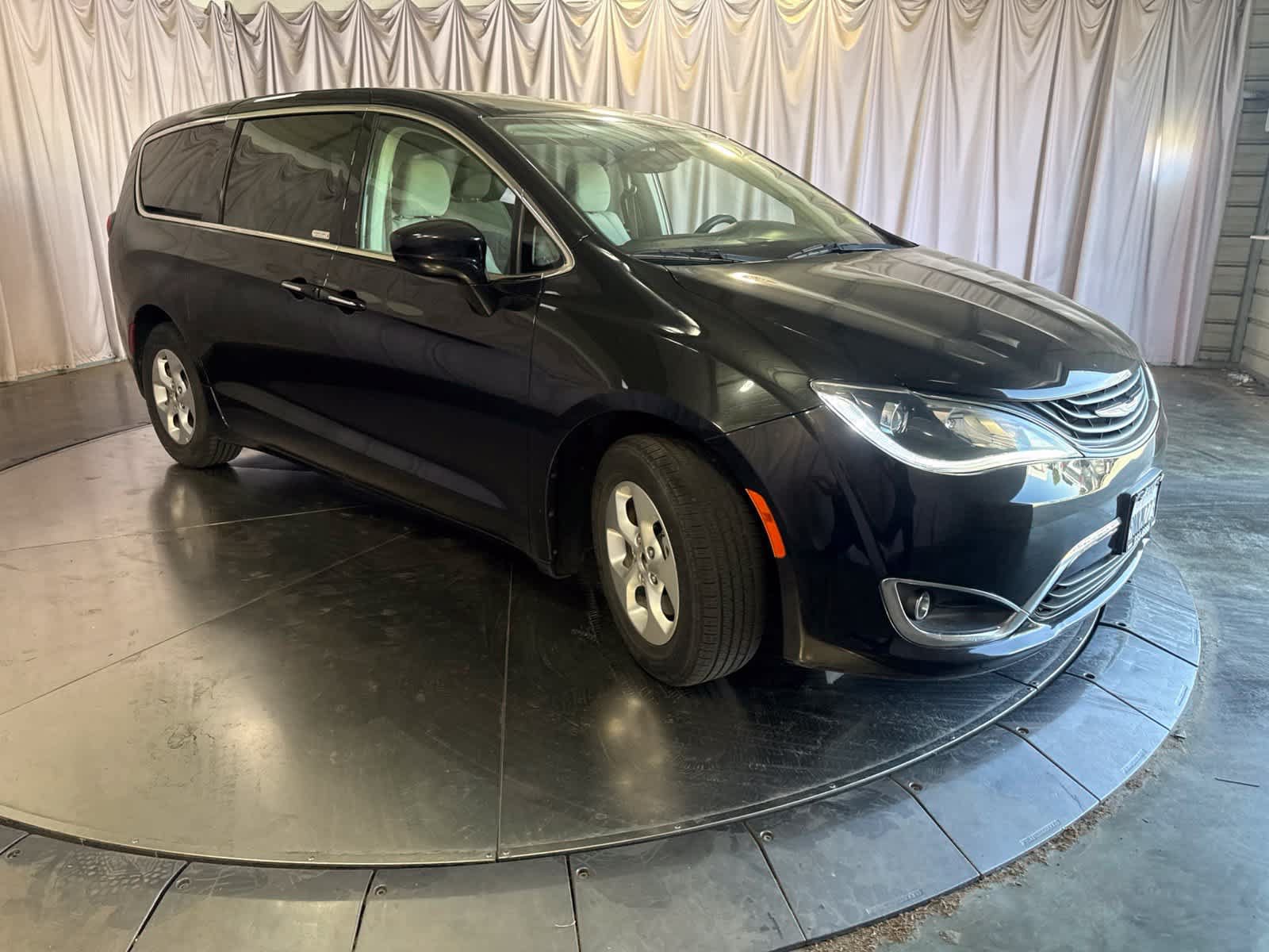 Used 2018 Chrysler Pacifica Touring Plus FWD image 2