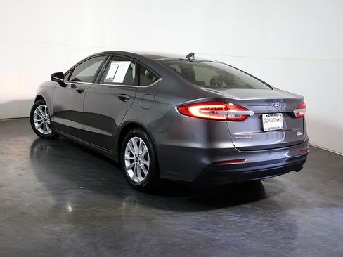 Used 2019 Ford Fusion SE FWD image 2