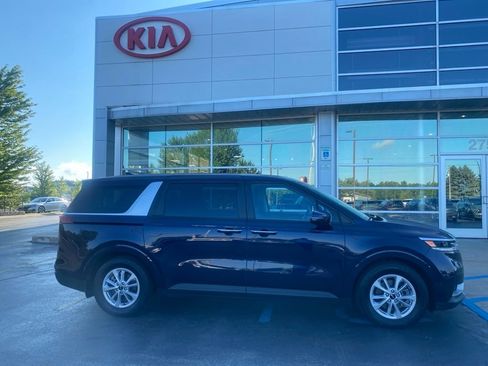 Used 2024 Kia Carnival LX FWD image 2