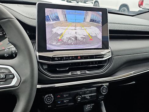 Used 2022 Jeep Compass Latitude image 18