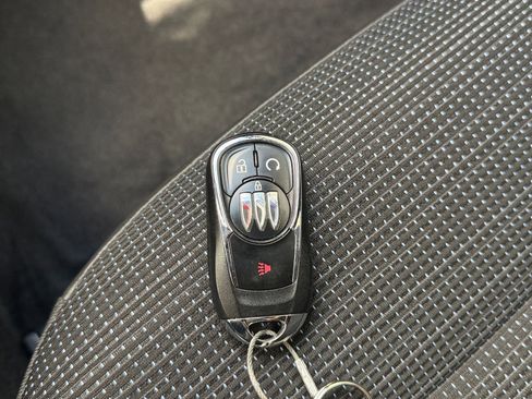 Used 2025 Buick Envista Preferred image 18