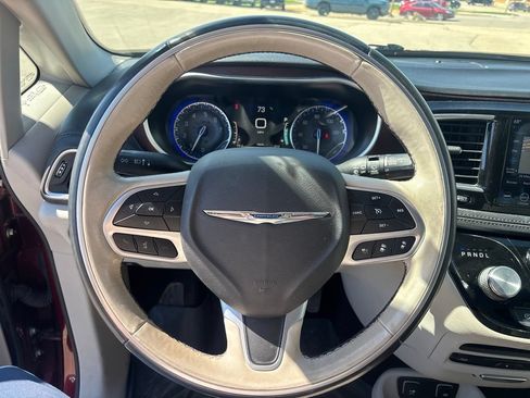 Used 2018 Chrysler Pacifica Limited w/ Tire & Wheel Group FWD image 12