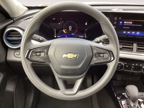 Used 2025 Chevrolet Trax LT image 17