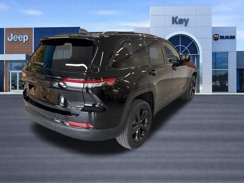 Used 2023 Jeep Grand Cherokee Limited w/ Black Appearance Package AWD/4WD image 7