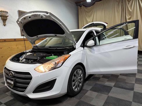 Used 2017 Hyundai Elantra GT image 11