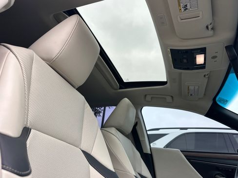 Used 2025 Lexus ES 300h w/ Premium Package FWD image 17