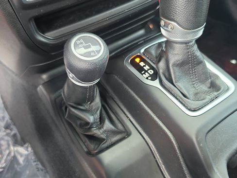 Used 2021 Jeep Gladiator Willys image 27