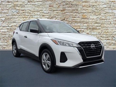 Used 2022 Nissan Kicks S image 2