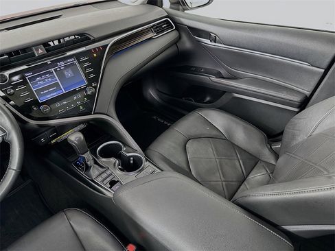 Used 2018 Toyota Camry XLE image 25