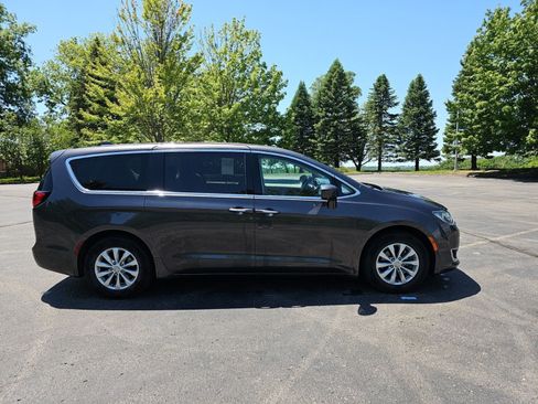Used 2019 Chrysler Pacifica Touring Plus w/ Advanced Safetytec Group FWD image 5