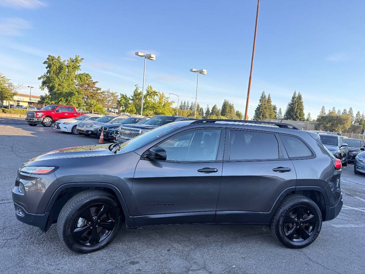 Used 2016 Jeep Cherokee Sport w/ Cold Weather Group AWD/4WD image 2