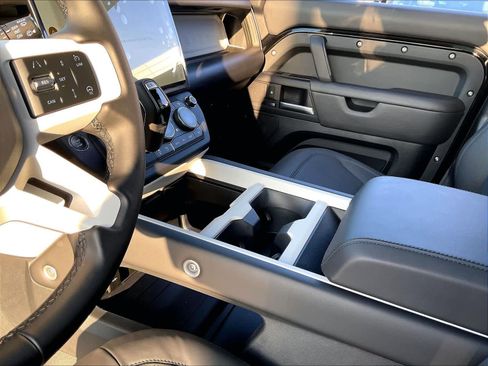 New 2026 Land Rover Defender 130 X-Dynamic SE image 10