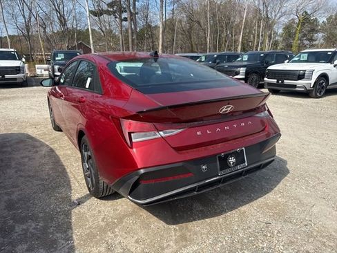 Used 2025 Hyundai Elantra Sport image 8
